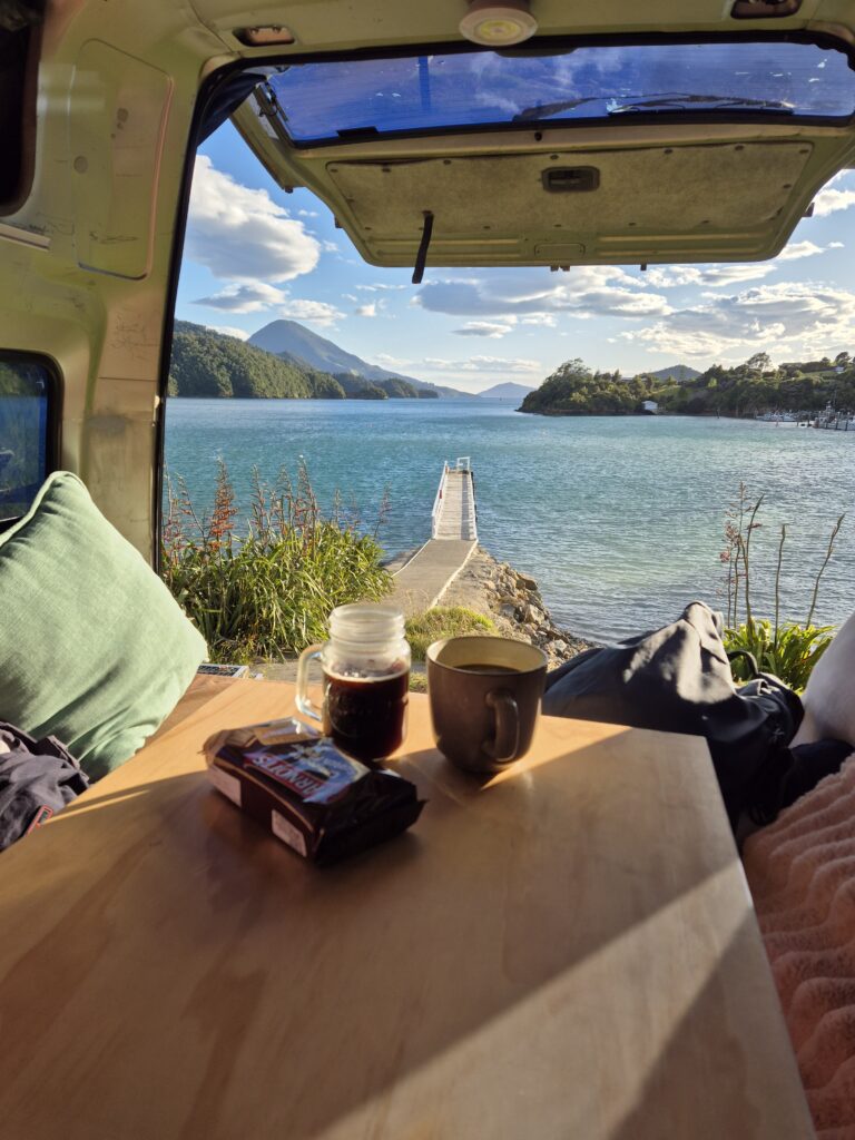 Travel planner en Suisse vivant une expérience locale en voyage