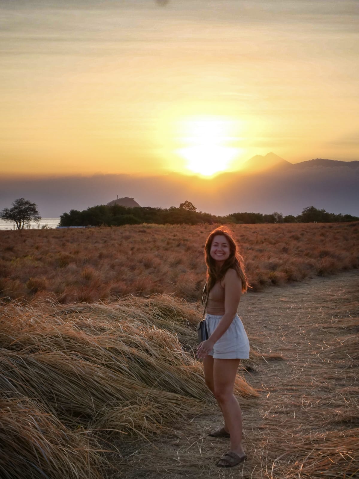 Travel planner en Suisse en road trip dans un paysage naturel